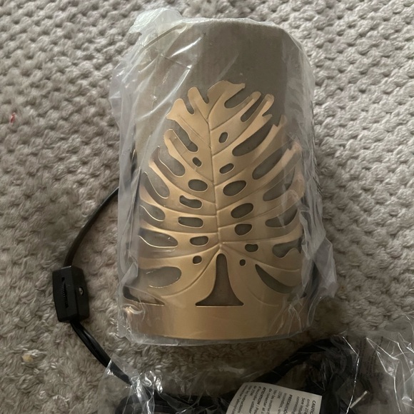 3 wax warmers and 3 full wax melt bars (Scentsy) - Picture 5 of 8